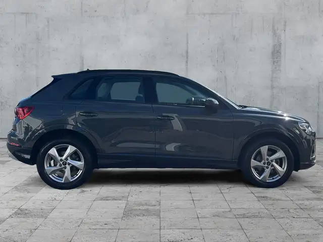 Audi Q3 view 7