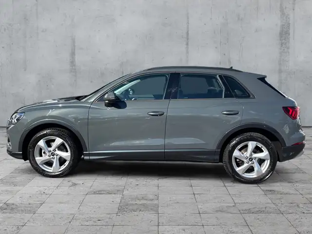 Audi Q3 view 4