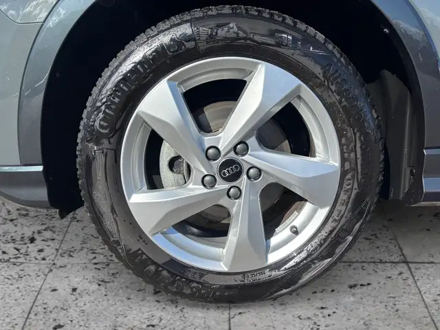Audi Q3 view 8