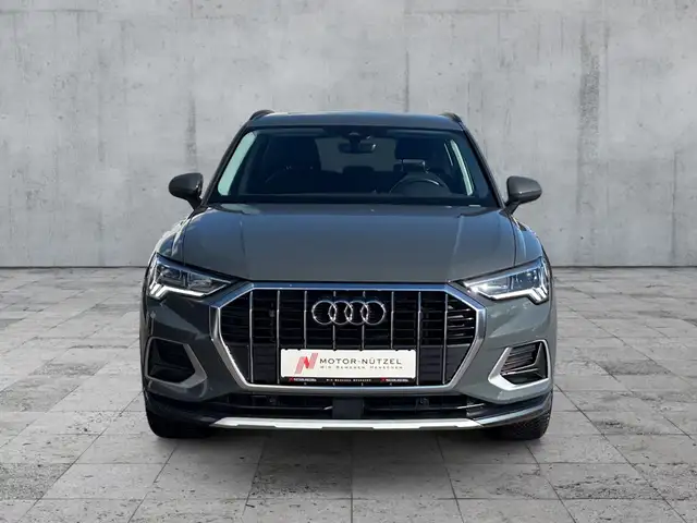 Audi Q3 view 3