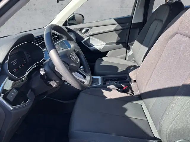 Audi Q3 view 12