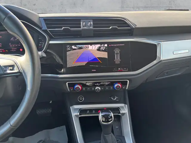 Audi Q3 view 11