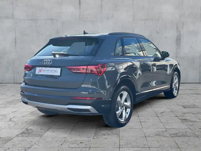 Audi Q3 view 6