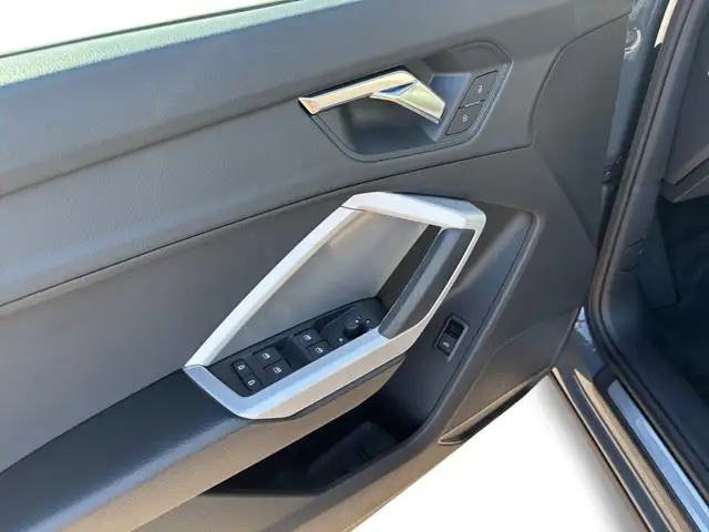 Audi Q3 view 15