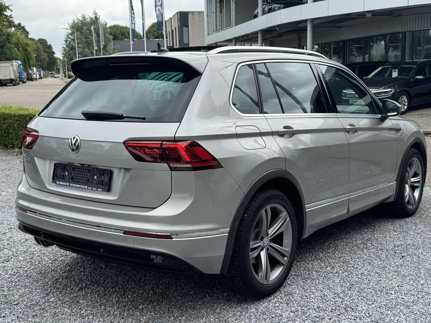 Volkswagen Tiguan 1.5 TSI 150pk DSG R-Line (Pano,Leer,Camera,Virtual Grijs - 2