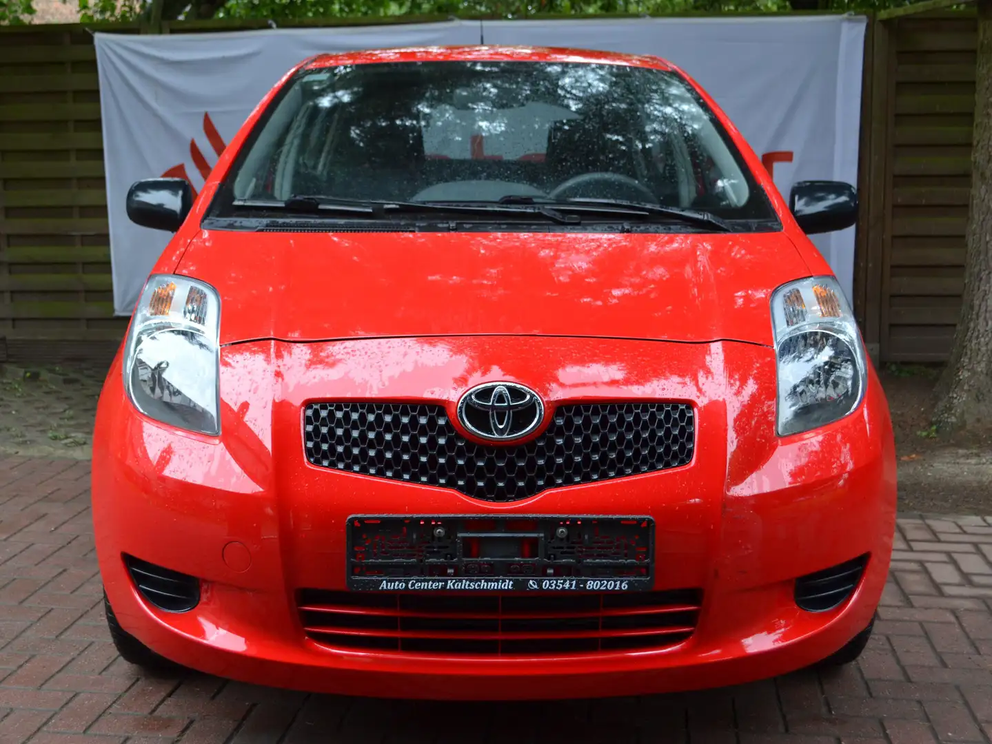 Toyota Yaris Basis 5-trg, erst 56.261Km! 1.Besitz! TÜV Neu! Rouge - 2