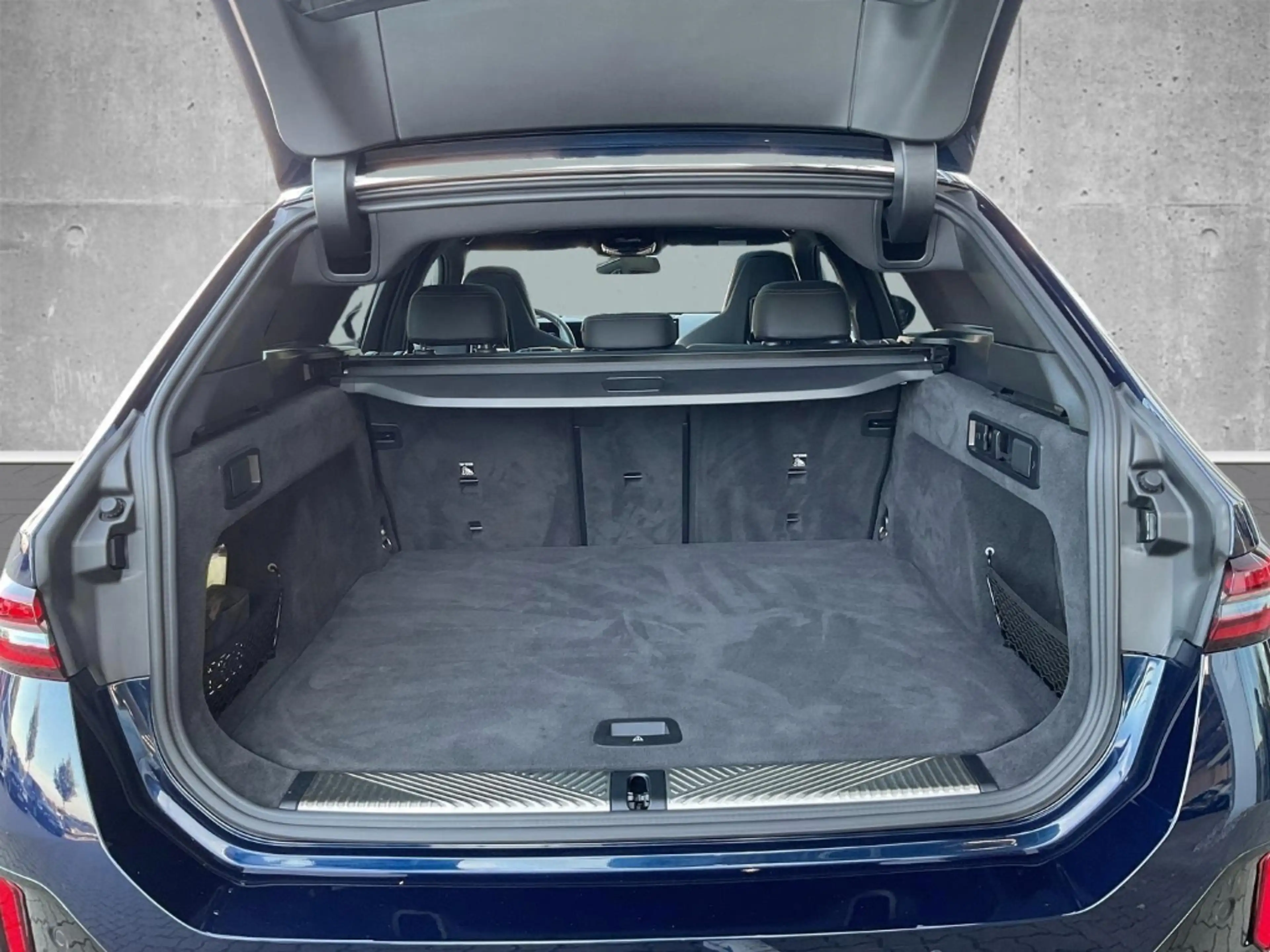 BMW i5 M60 xDrive Touring M Sportpaket Pro AHK Inno+Trave — photo 14