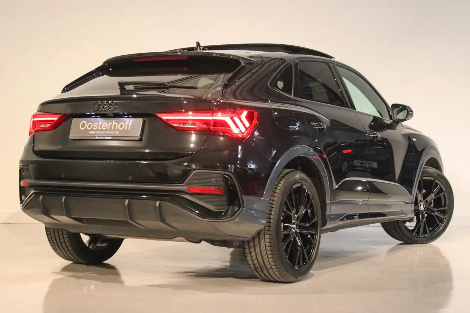Audi Q3 35 TFSI S edition PANO | Sfeer Nero - 2