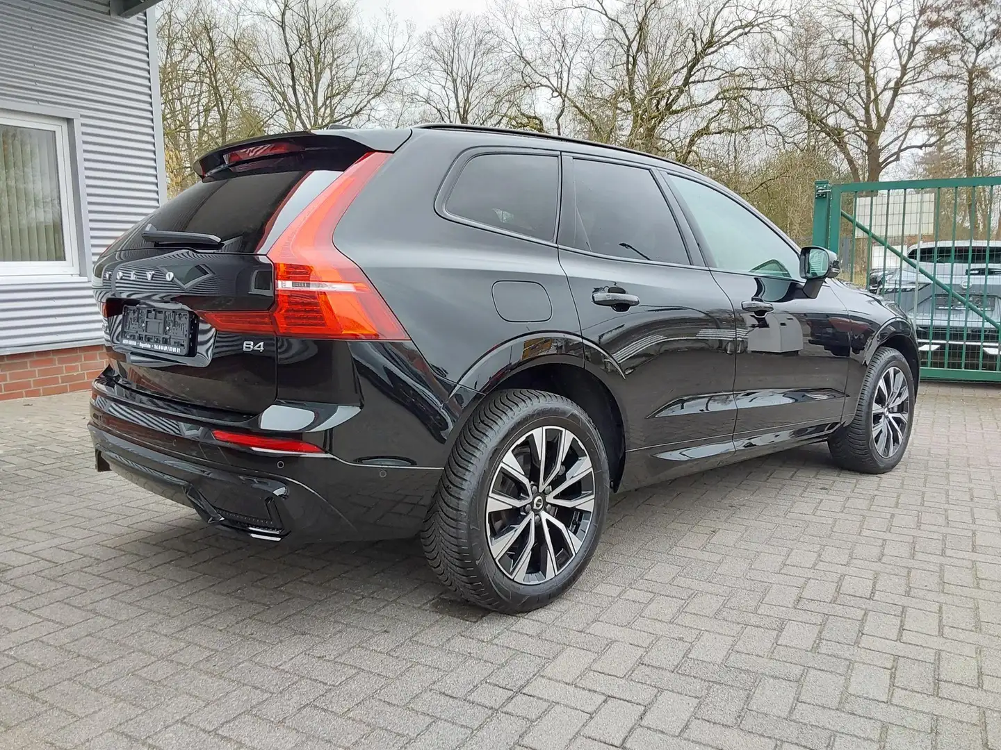 Volvo XC60 B4 D 2WD Plus Dark ACC/LED/SHZ/PDC/KAM/PANO 145... Schwarz - 2