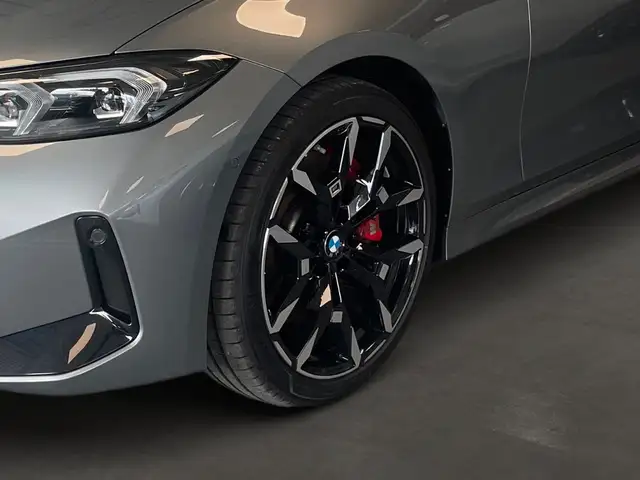 BMW 3 Series view 5