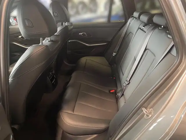 BMW 3 Series view 10