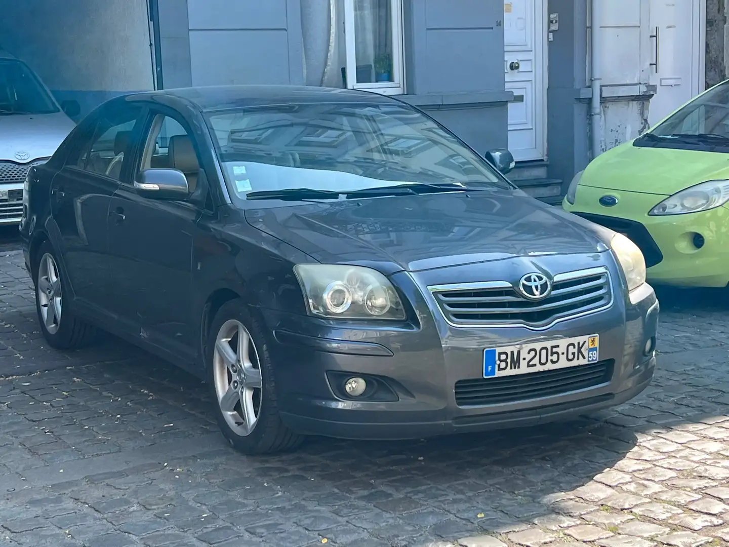 Toyota Avensis 2.0 Turbo D4D 16v Linea Luna Gris - 1