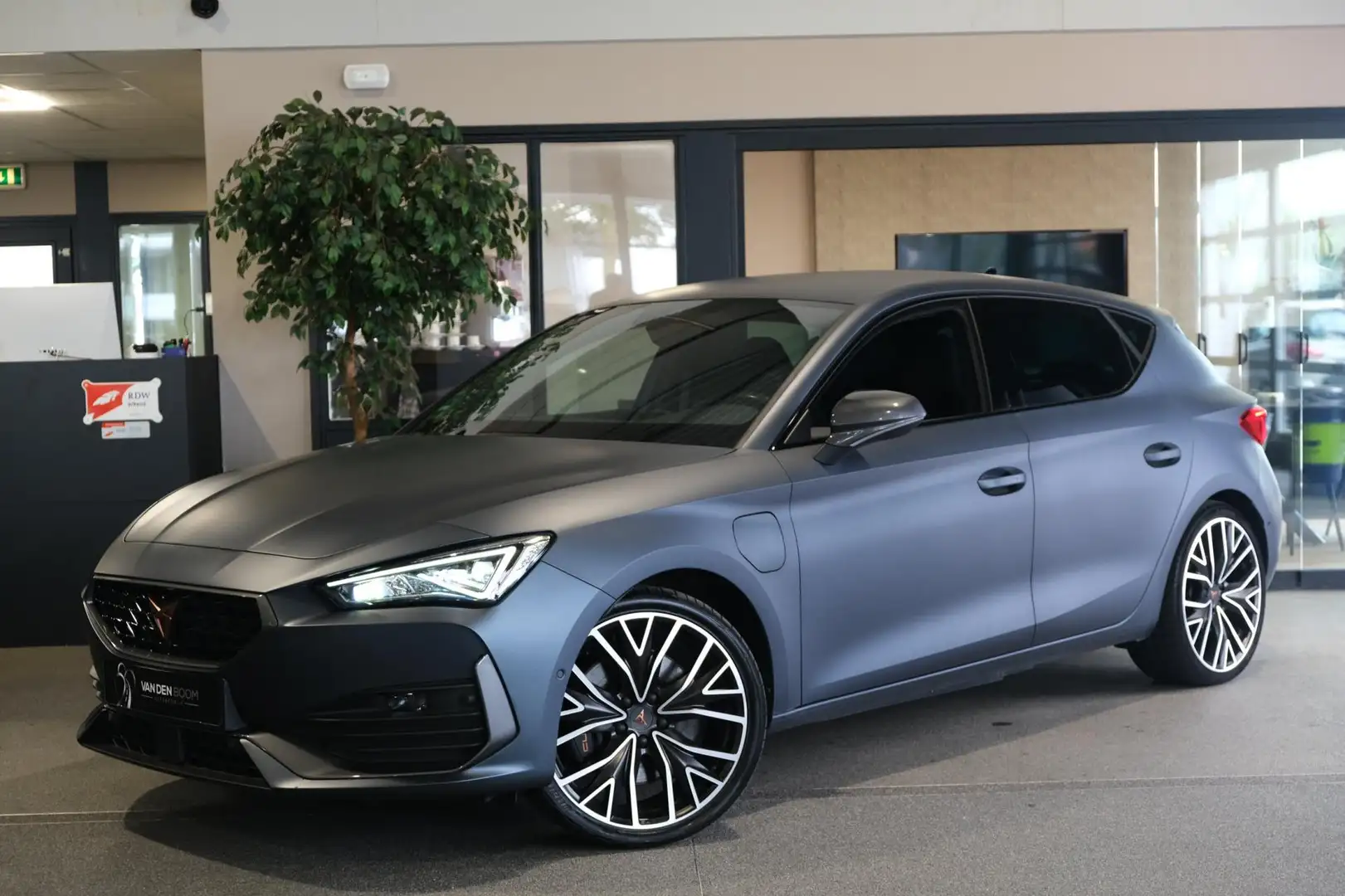 CUPRA Leon 1.4 e-Hybrid VZ 245PK MATT Virtual Navi Cam Led Cr Grau - 1