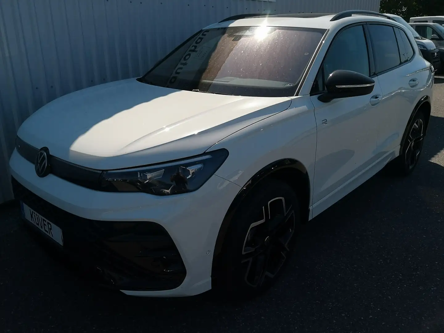 Volkswagen Tiguan 2,0 TDI R-Line DSG Navi+ACC+AHK+Pano+20´´ Weiß - 1