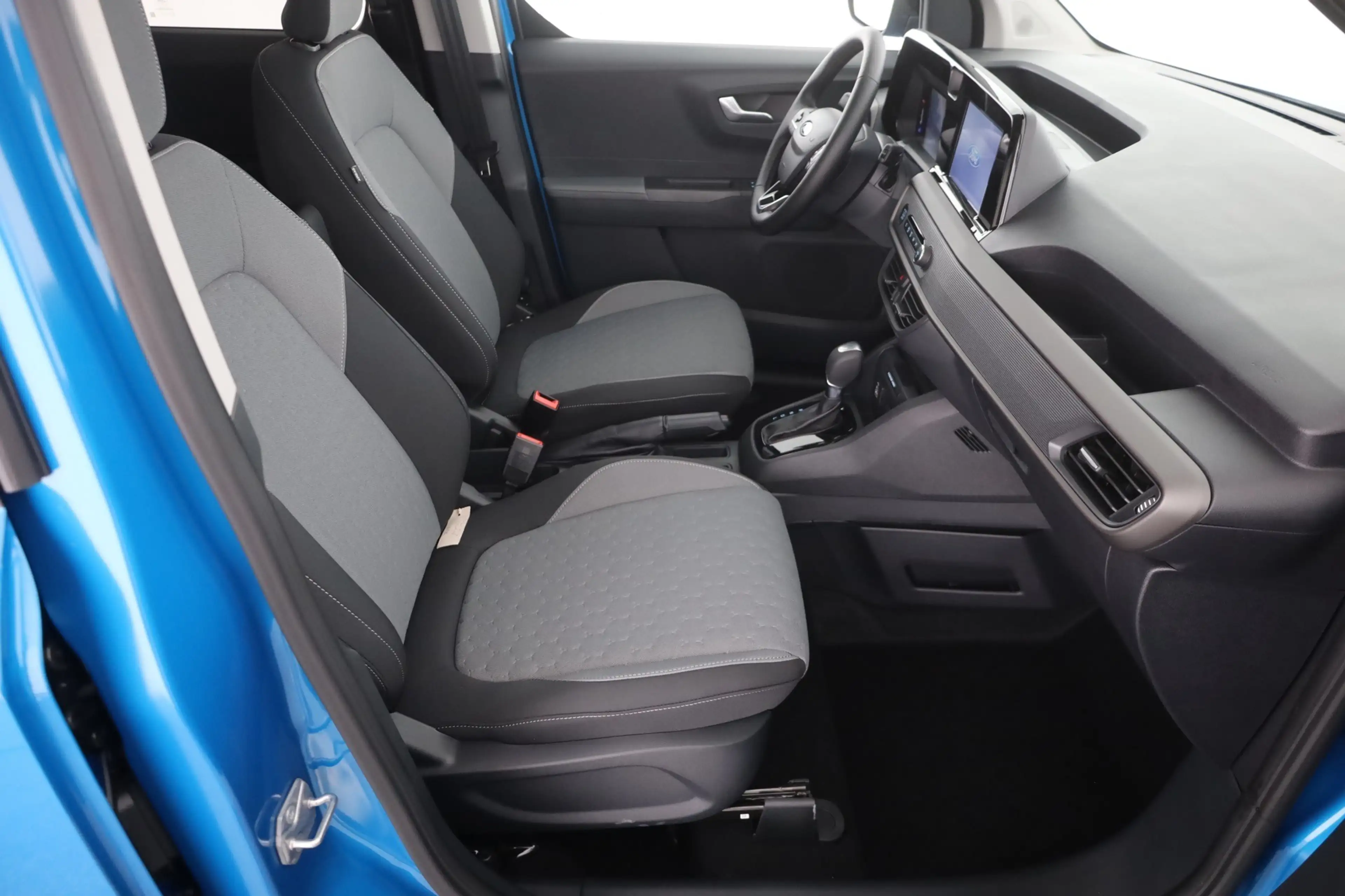 Ford Tourneo Courier Titanium 1.0 EB AHK Kamera — photo 24