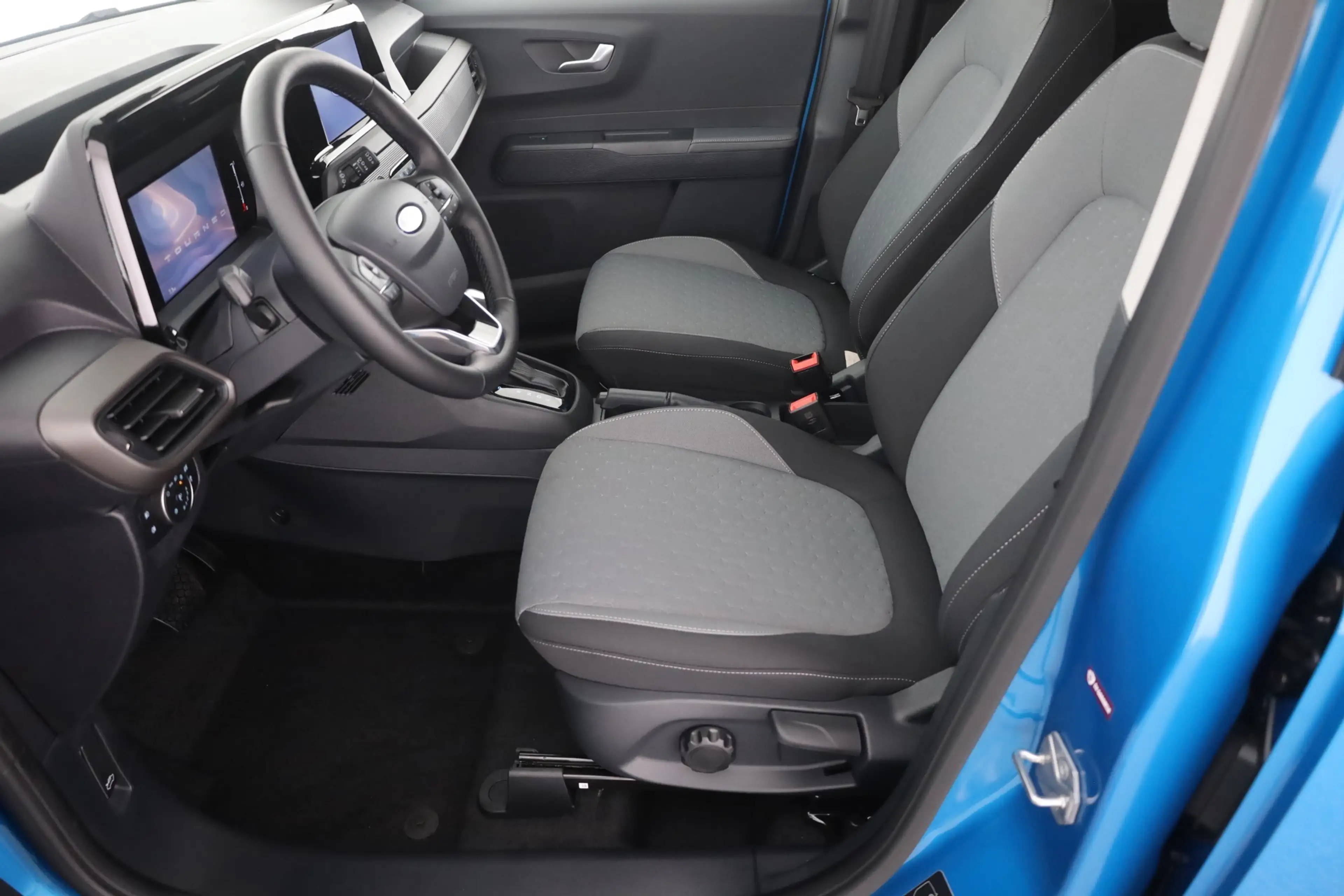 Ford Tourneo Courier Titanium 1.0 EB AHK Kamera — photo 23