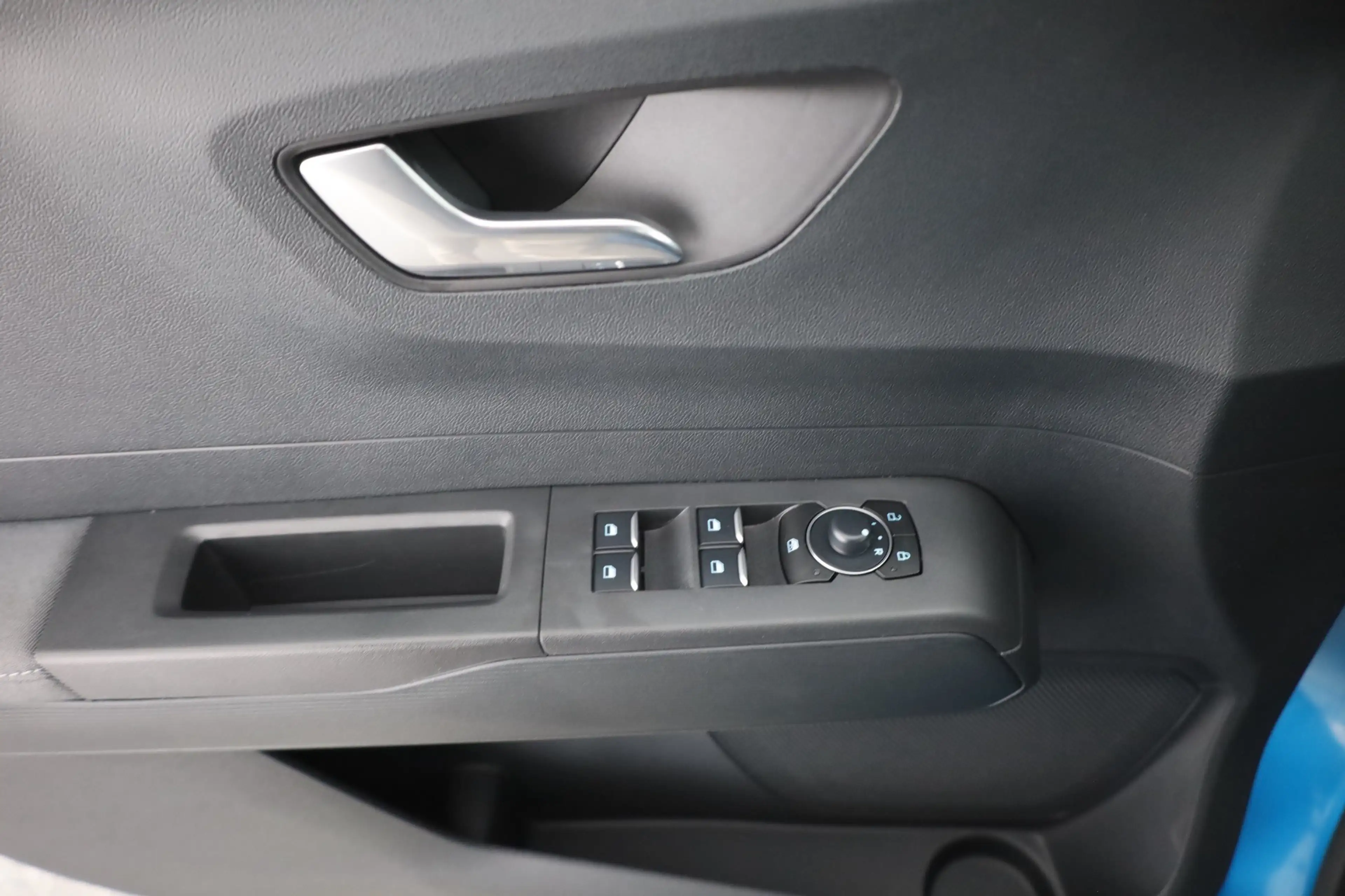 Ford Tourneo Courier Titanium 1.0 EB AHK Kamera — photo 22