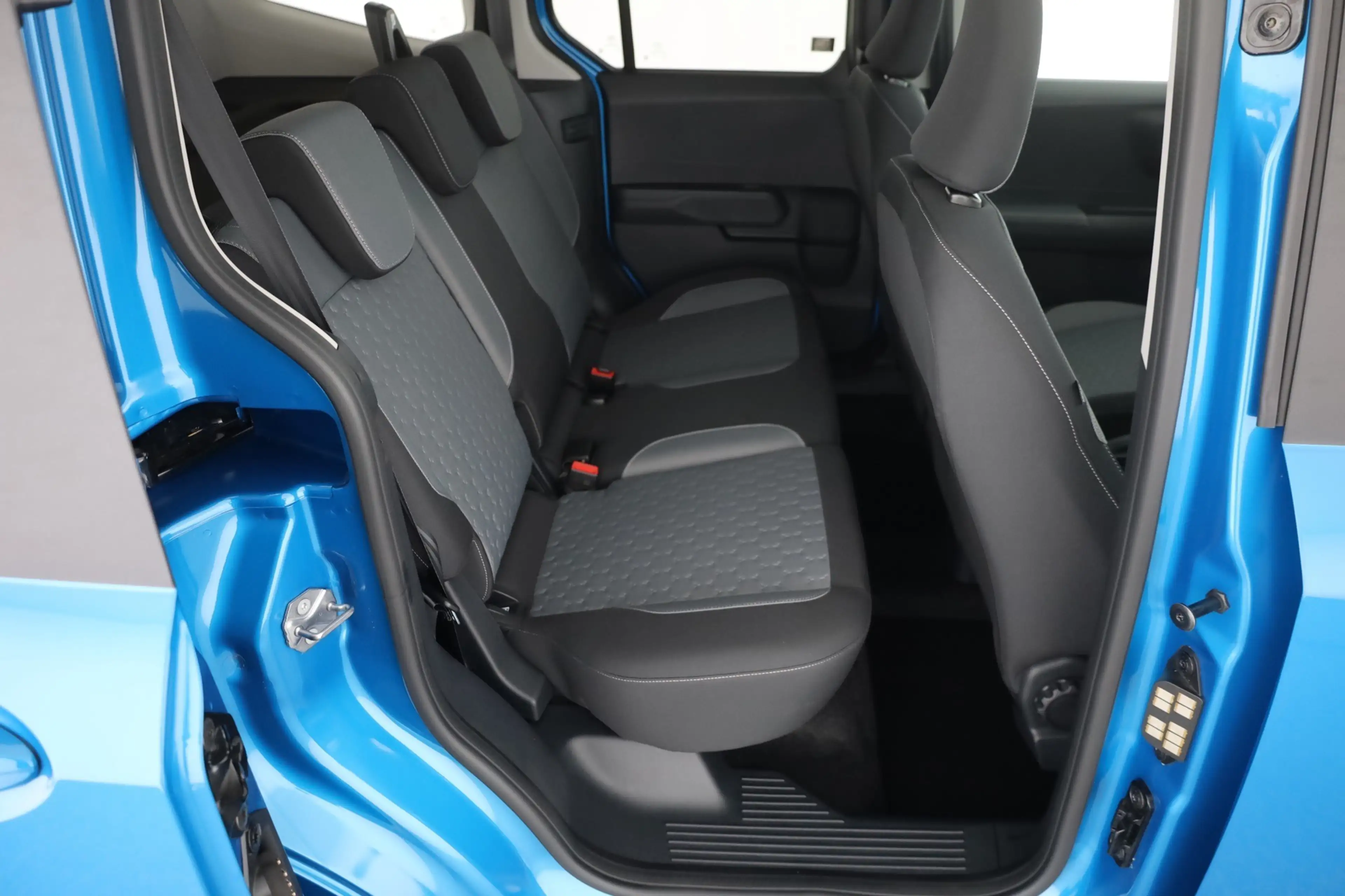 Ford Tourneo Courier Titanium 1.0 EB AHK Kamera — photo 25