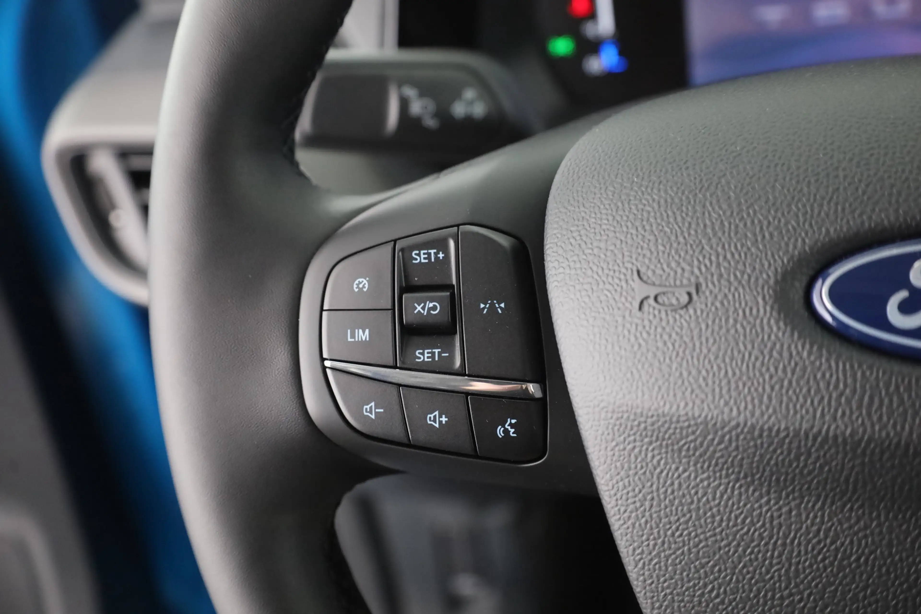 Ford Tourneo Courier Titanium 1.0 EB AHK Kamera — photo 16