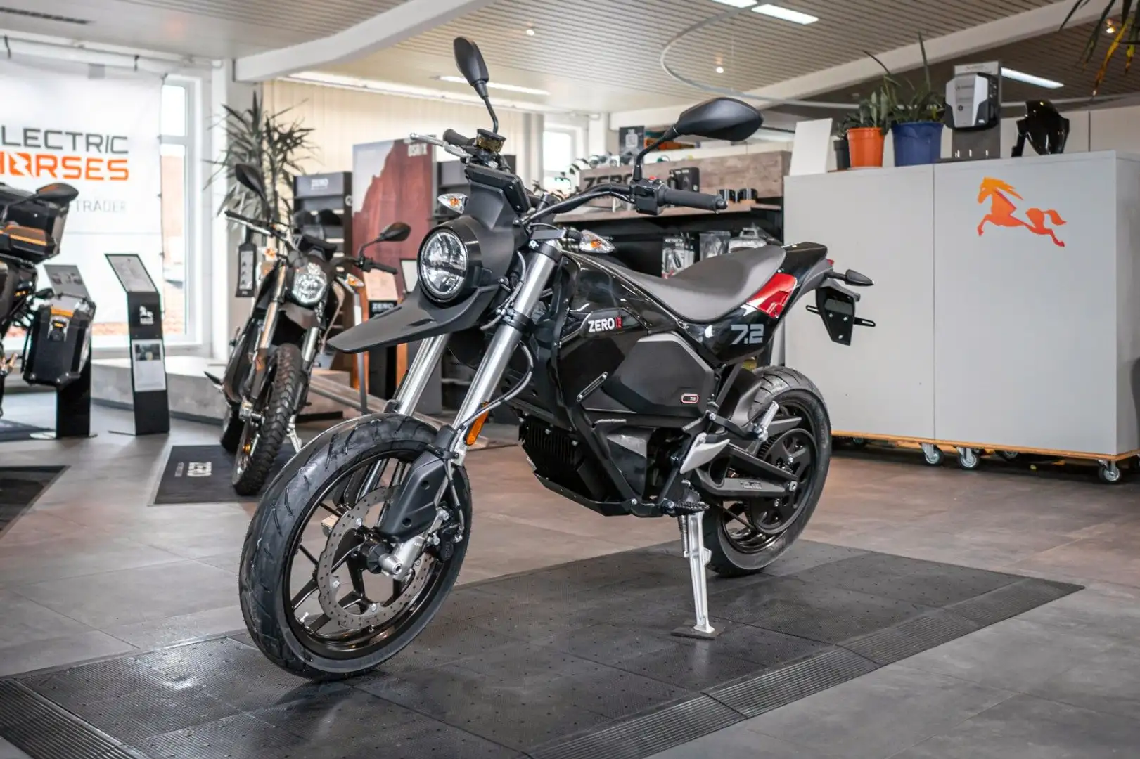 Zero Zero FXE FXE | 15 kW | Führerschein A2 I 106 Nm 2023 Schwarz - 1