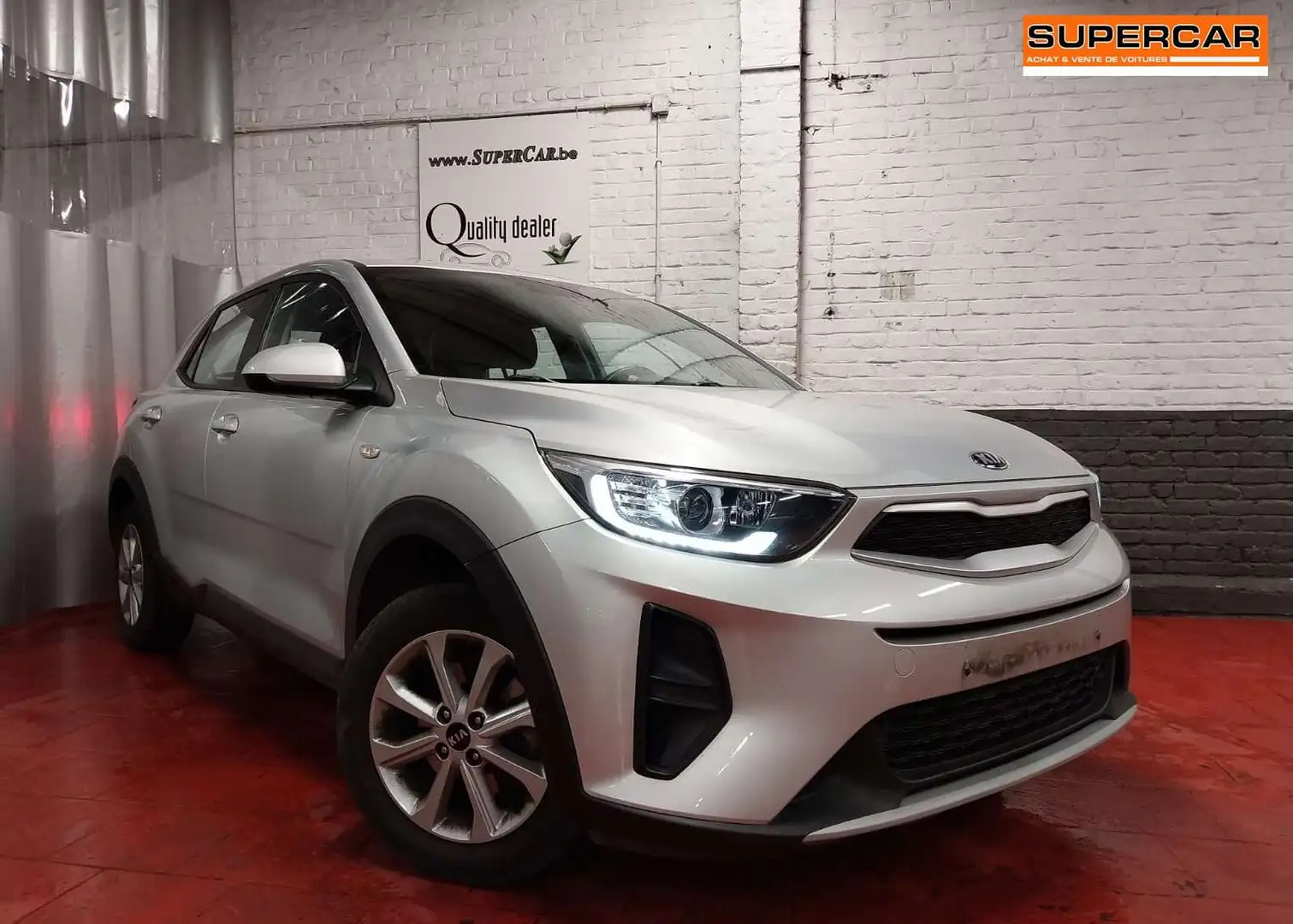 Kia Stonic 1.2i*CarPlay*Camera*GPS* 282 € PAR MOIS Zilver - 1