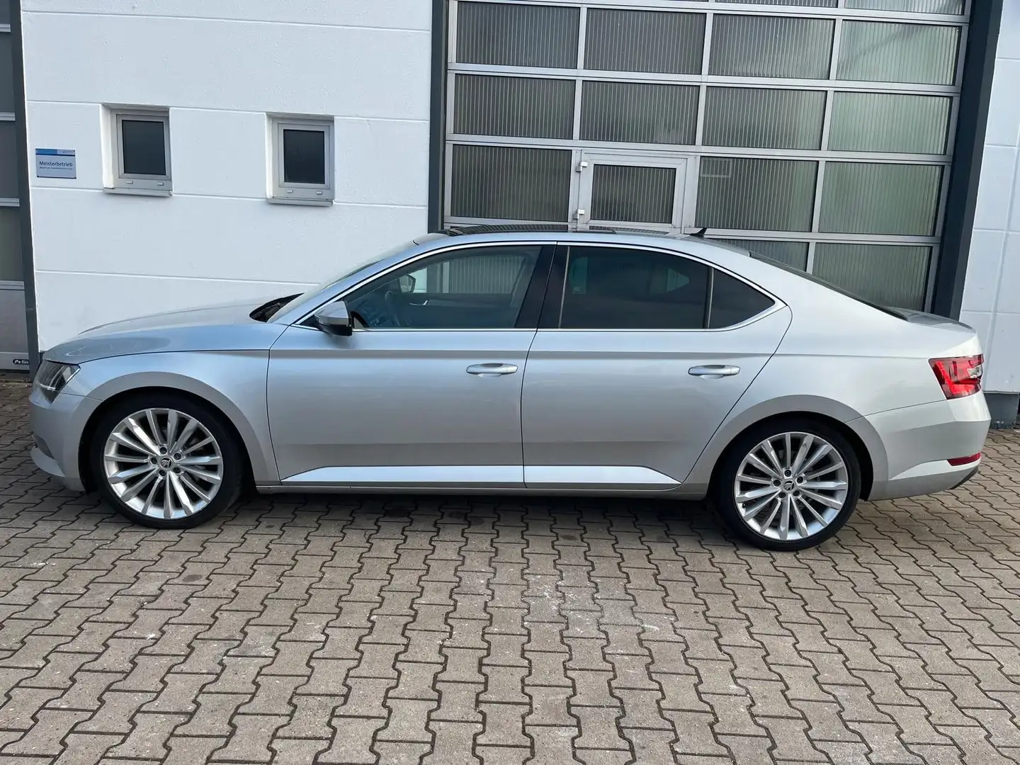 Skoda Superb Limo 2.0TDI/1HD/MWST/NAVI/4xSHZ/ESD/PANO Plateado - 2