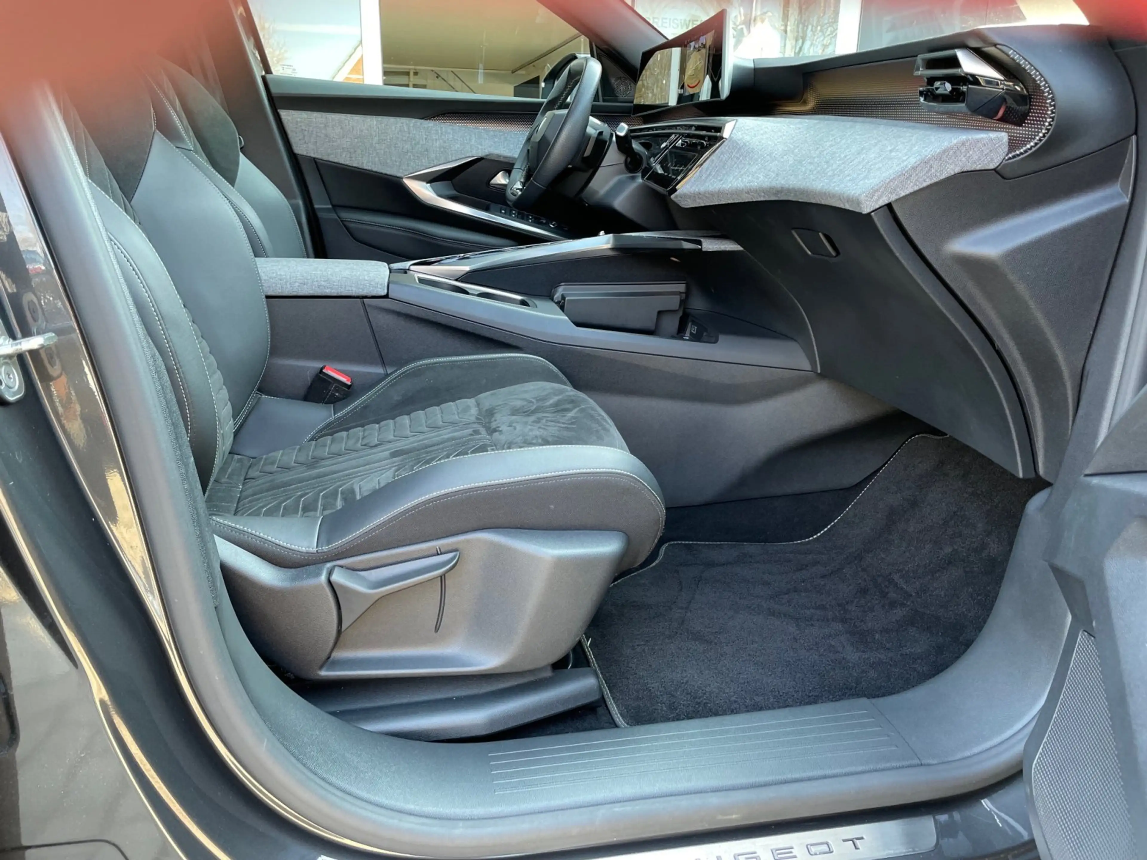 Peugeot 3008 Hybrid 145 e-DSC6 GT RFK mit 360° / FZH / SHZ — photo 11
