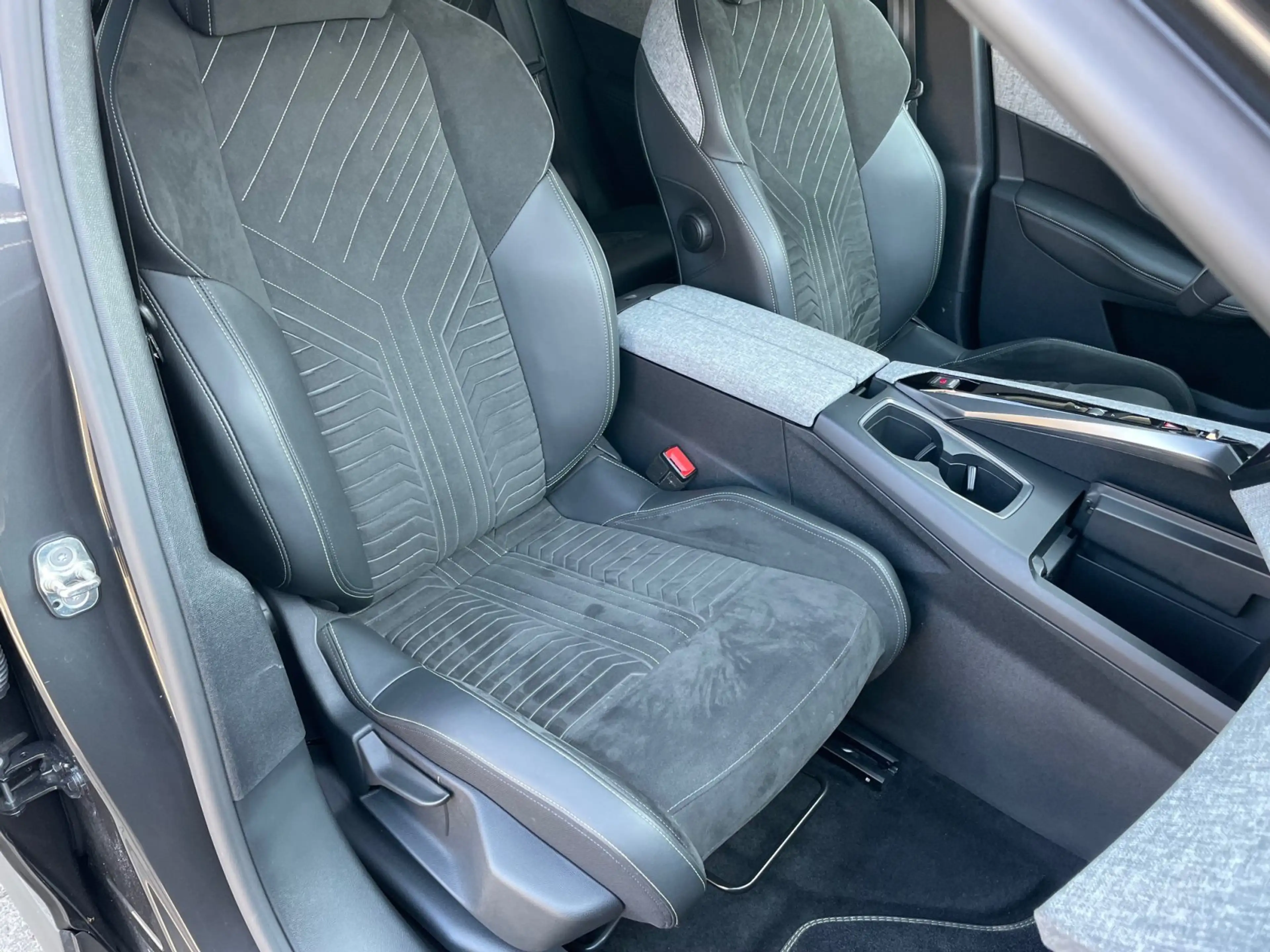 Peugeot 3008 Hybrid 145 e-DSC6 GT RFK mit 360° / FZH / SHZ — photo 10