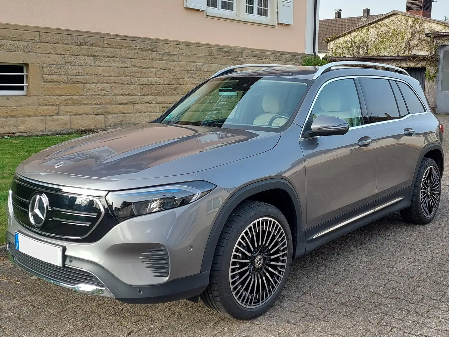 Mercedes-Benz EQB 300 EQB 4Matic Progressive Šedá - 1