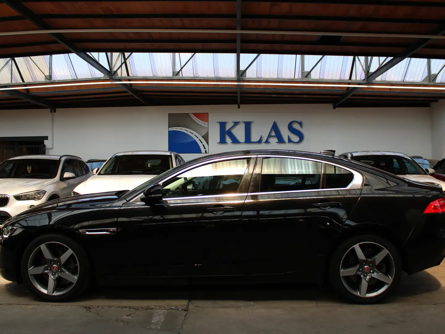Jaguar XE 2.0i+BOÎTE AUTO+CUIR // 30.000 kms // Zwart - 2
