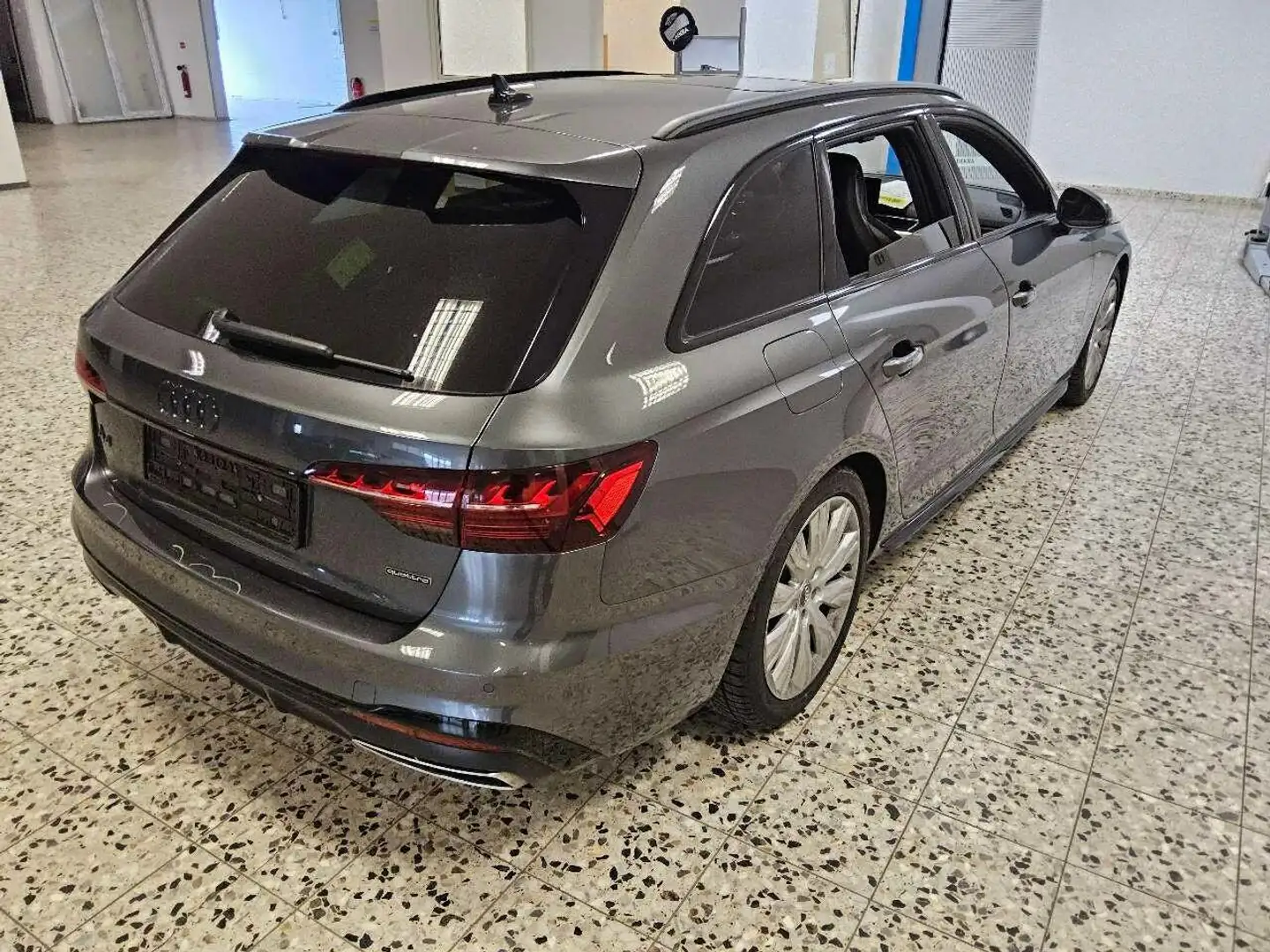 Audi A4 Avant 40 quattro TDI Avant S line Klima Navi Šedá - 2