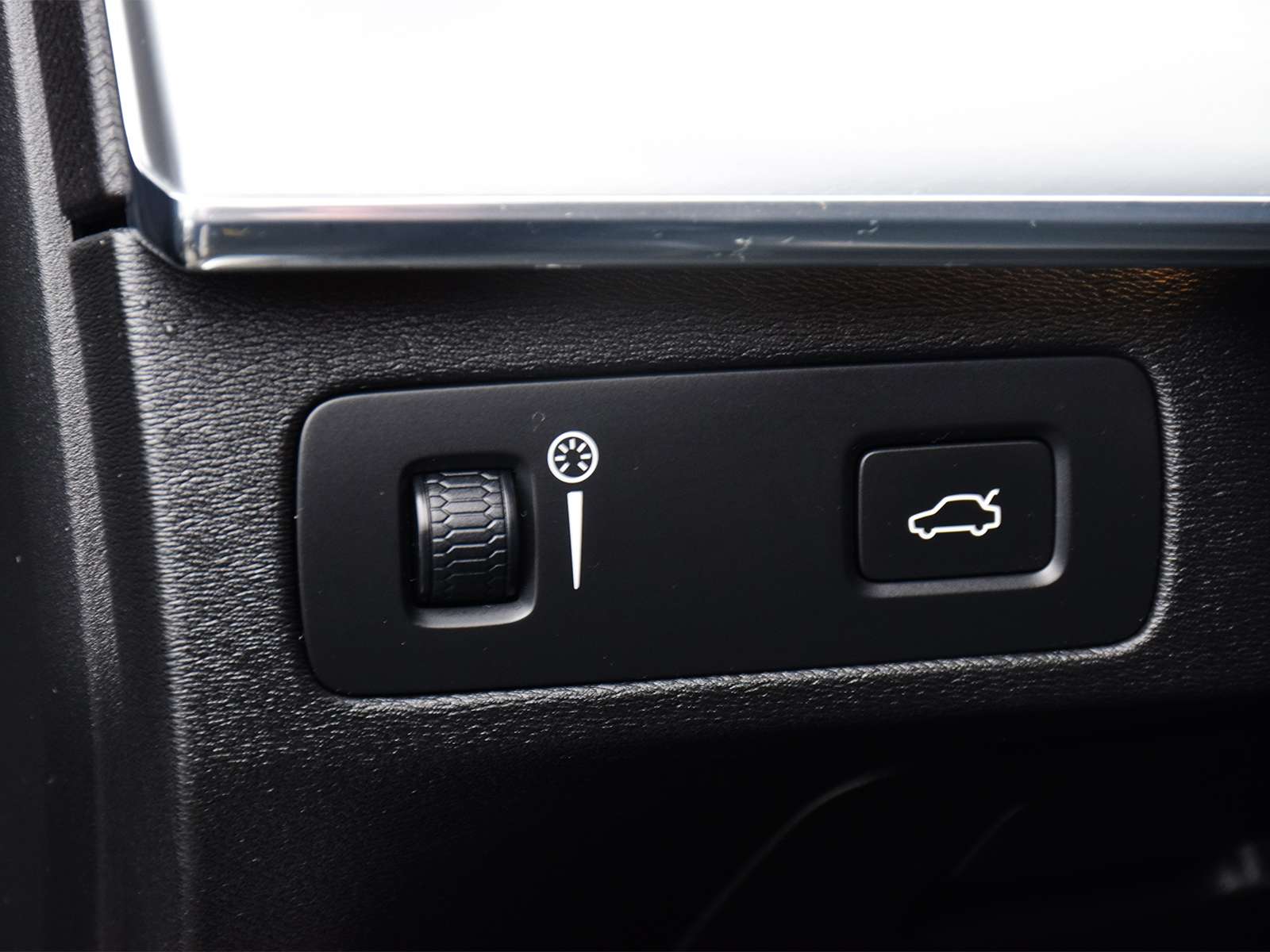 2018 Volvo XC90 T6 AWD Momentum thumb 17