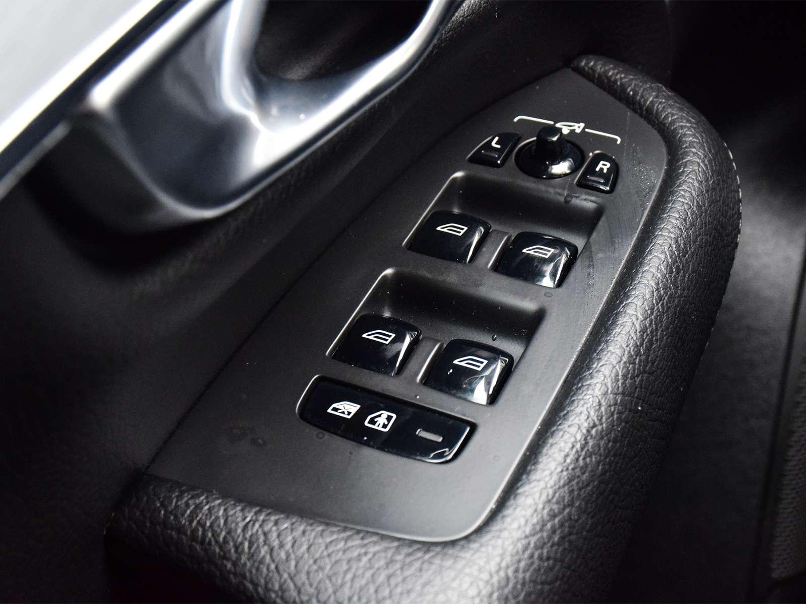 2018 Volvo XC90 T6 AWD Momentum thumb 27