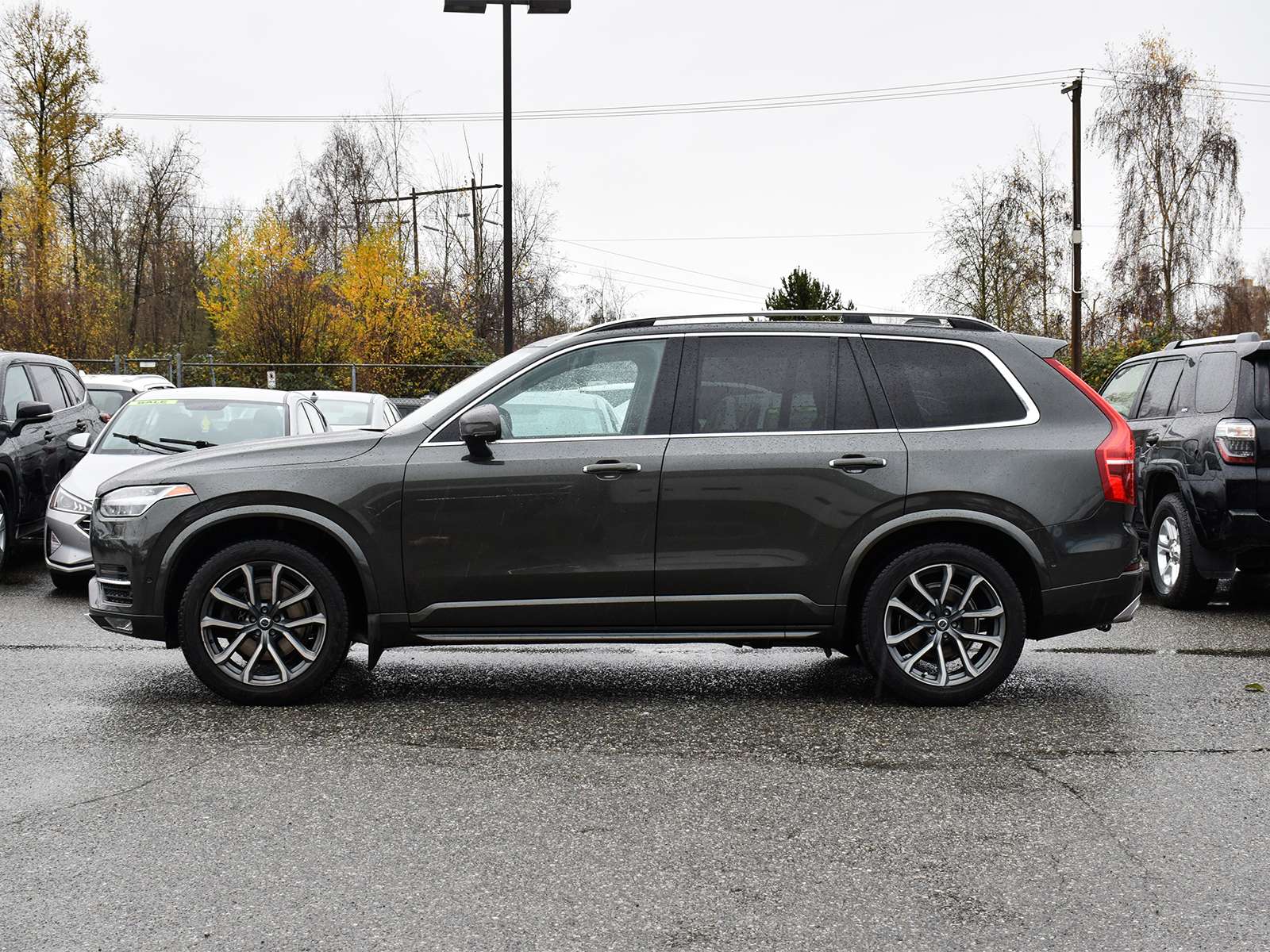 2018 Volvo XC90 T6 AWD Momentum alt 2
