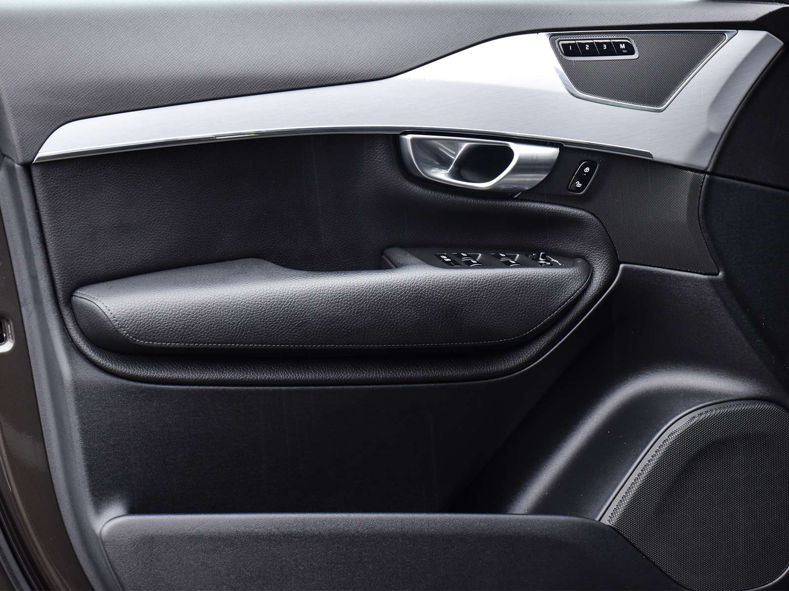 2018 Volvo XC90 T6 AWD Momentum thumb 26