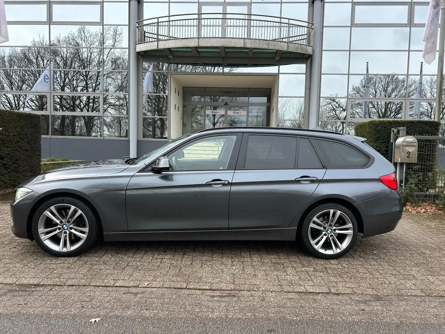 BMW 328 3-serie Touring 328i Executive aut sportline 245 p Grau - 2