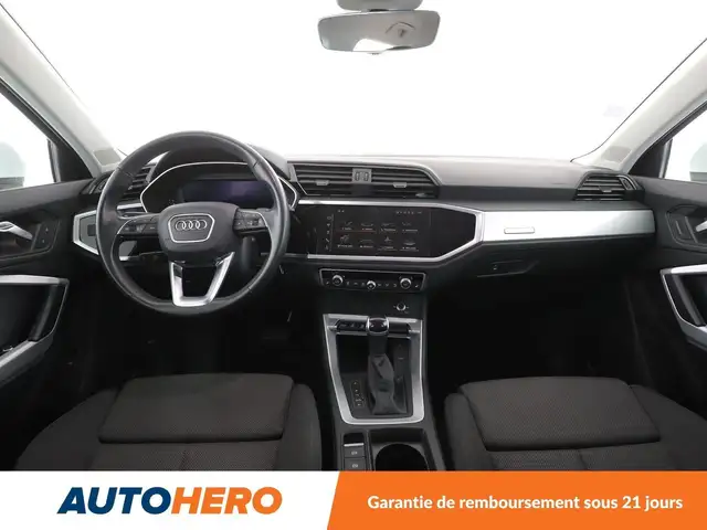 Audi Q3 view 12