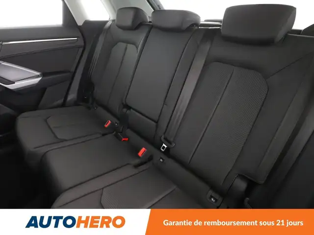 Audi Q3 view 14