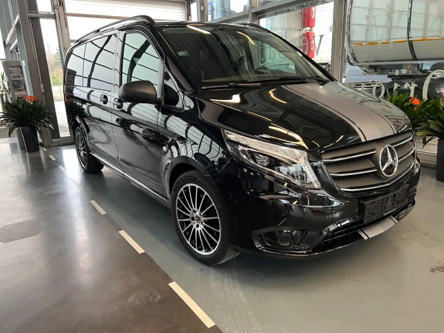 Mercedes-Benz Vito Tourer Pro 124 CDI Edition lang Schwarz - 1