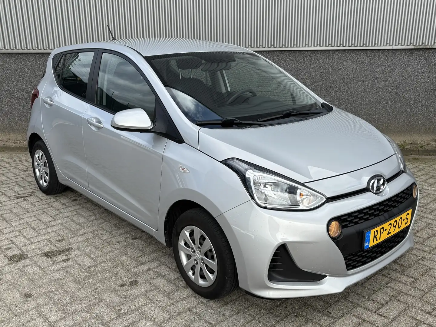 Hyundai i10 1.0i Blue 66pk Comfort | Airconditioning | Cruise Grijs - 2