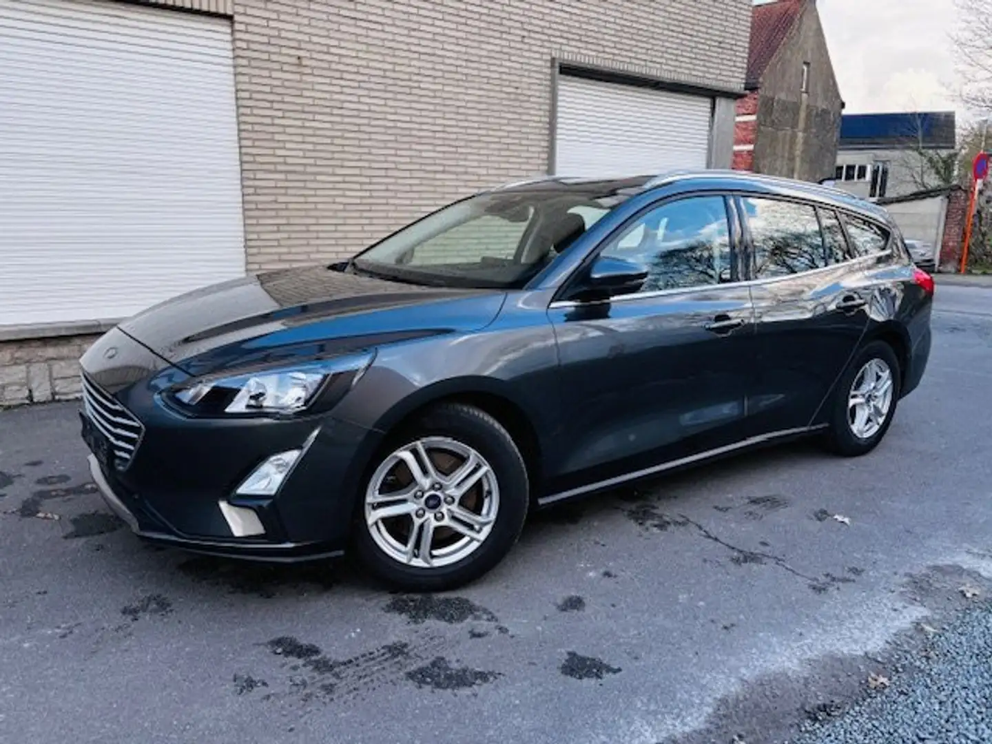 Ford Focus Focus Turnier 1.0 EcoBoost Start-Stopp-System COOL Grijs - 1