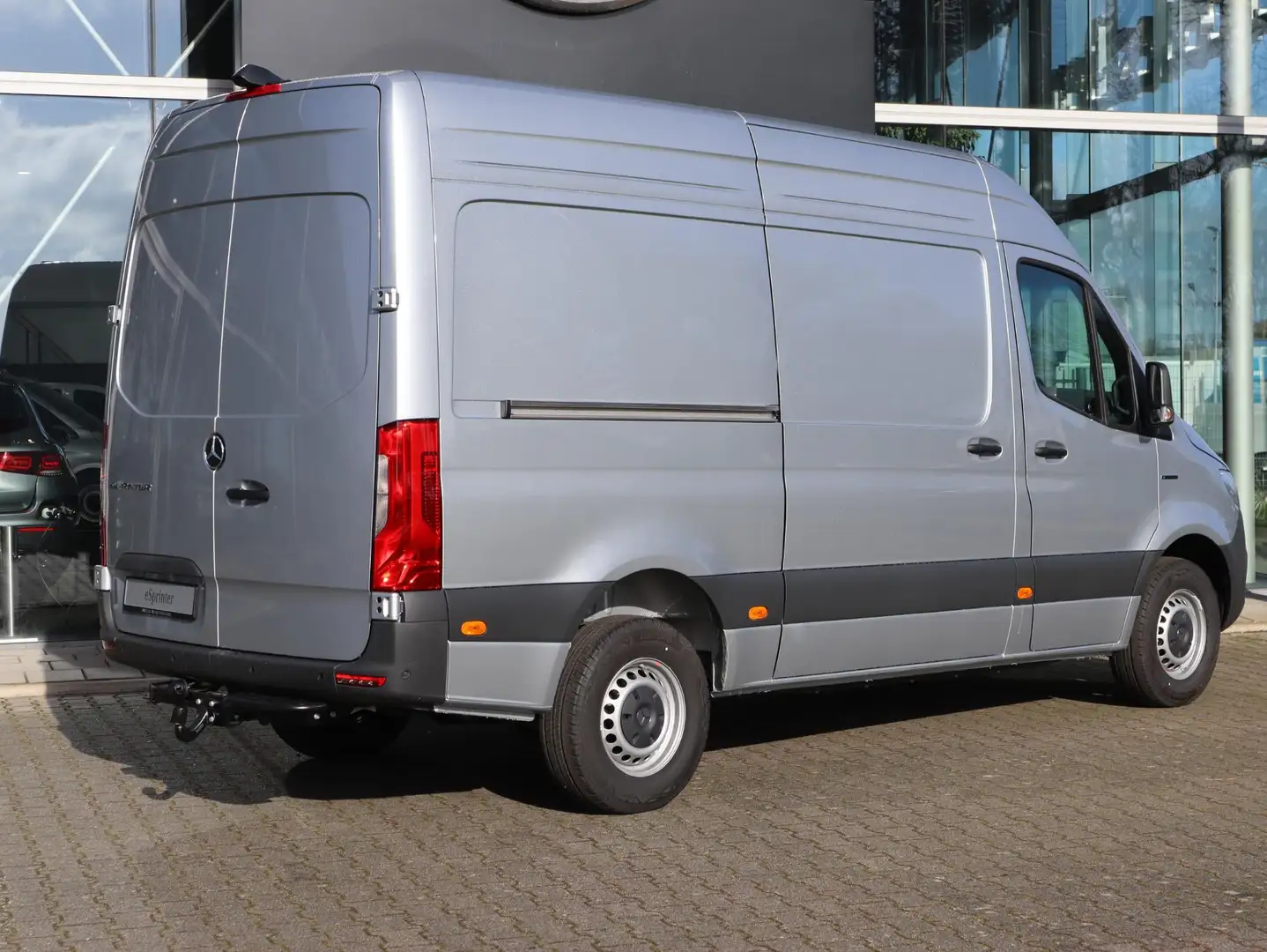 Mercedes-Benz 320 eSprinter L2 Pro 81kWh TREKHAAK - NAVI - CARPLAY/A Gümüş rengi - 2