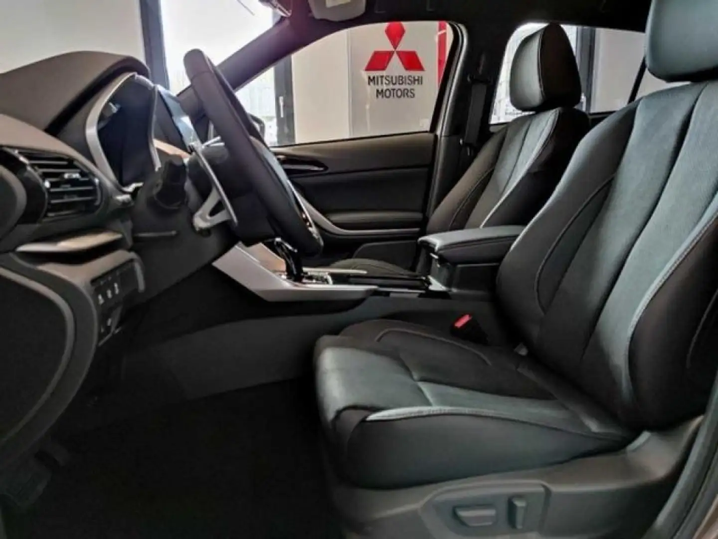 Mitsubishi Eclipse Cross 2.4 Plug-in Hybrid 4WD Select Argintiu - 2