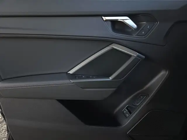 Audi Q3 view 14