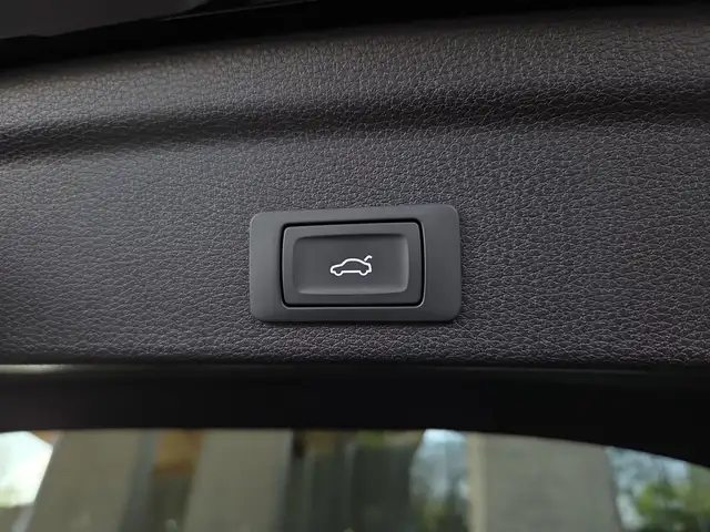 Audi Q3 view 12