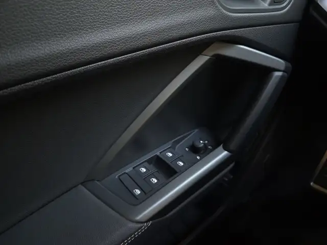Audi Q3 view 15