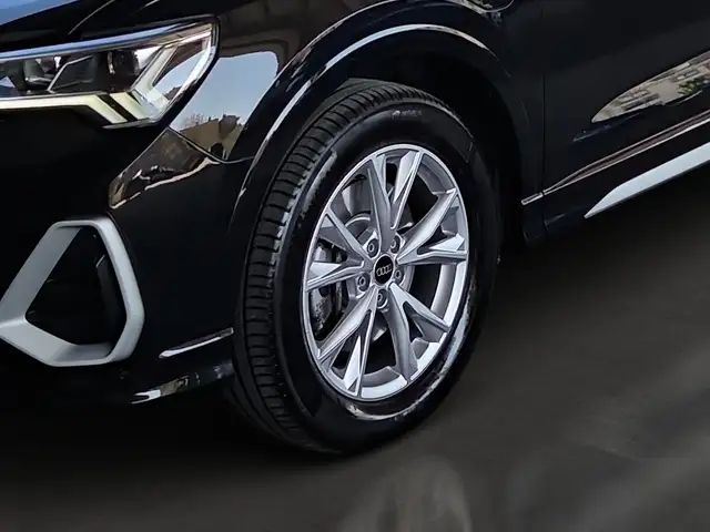 Audi Q3 view 10