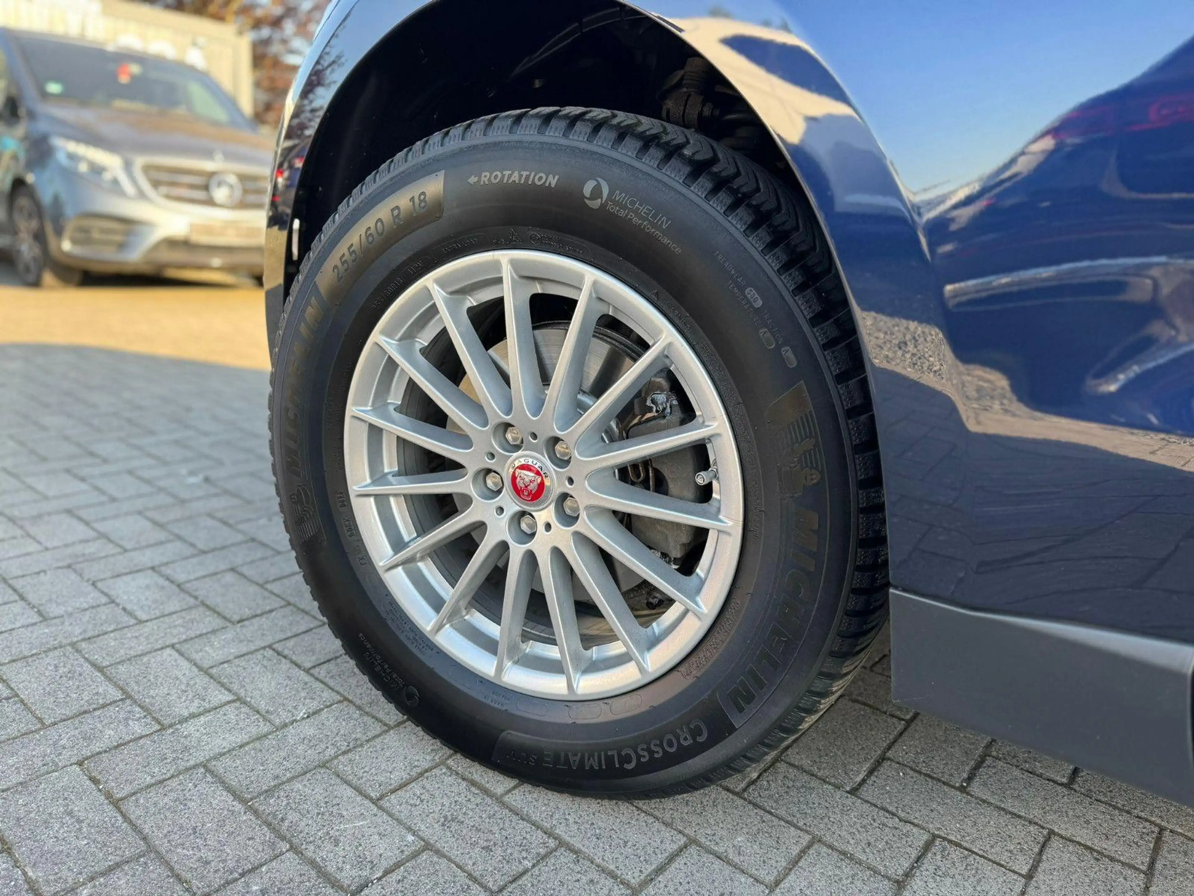 Jaguar F-Pace Pure AWD SHZ TEMPOMAT 1. Hand Scheckheft — photo 5
