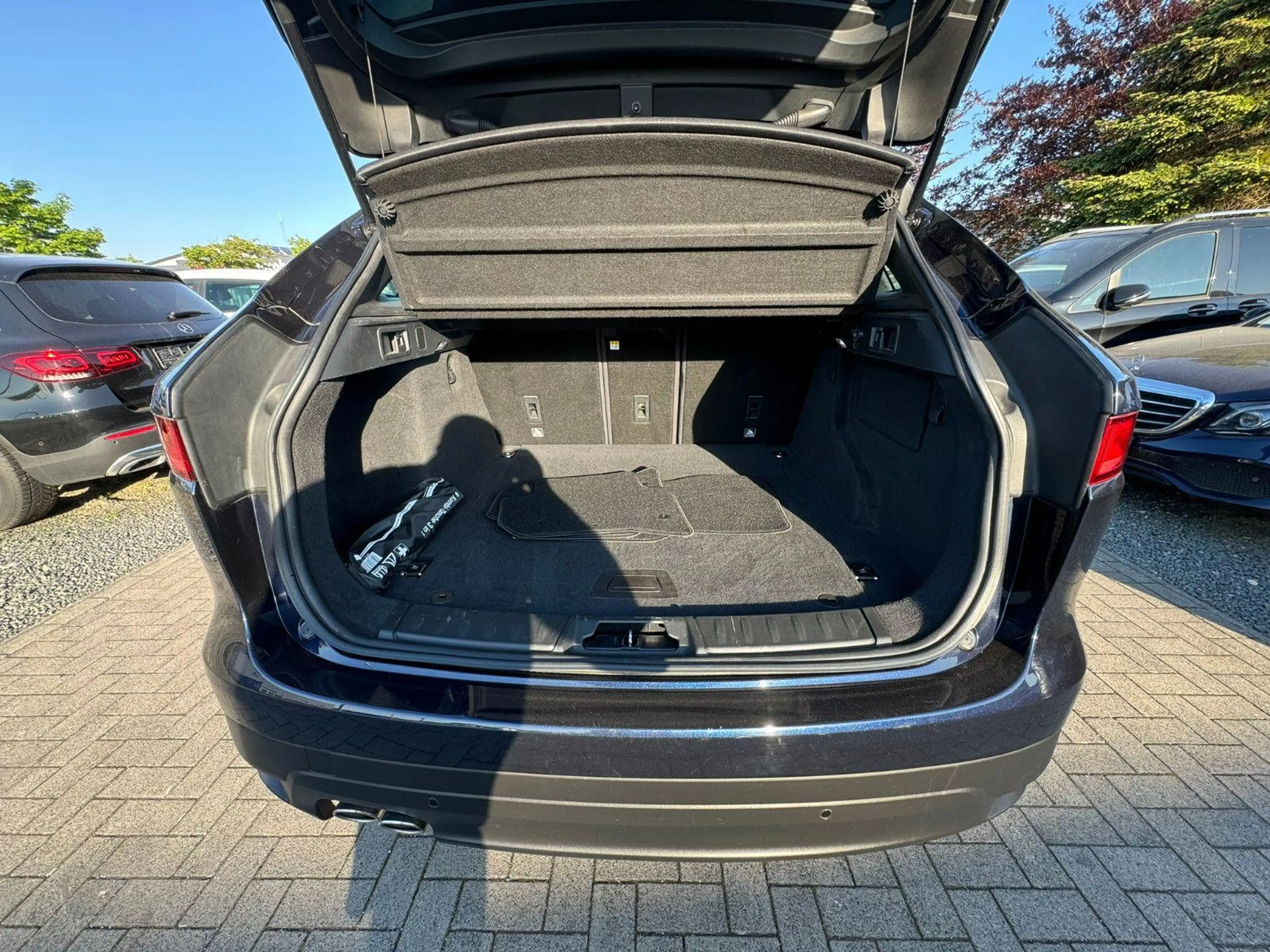 Jaguar F-Pace Pure AWD SHZ TEMPOMAT 1. Hand Scheckheft — photo 7