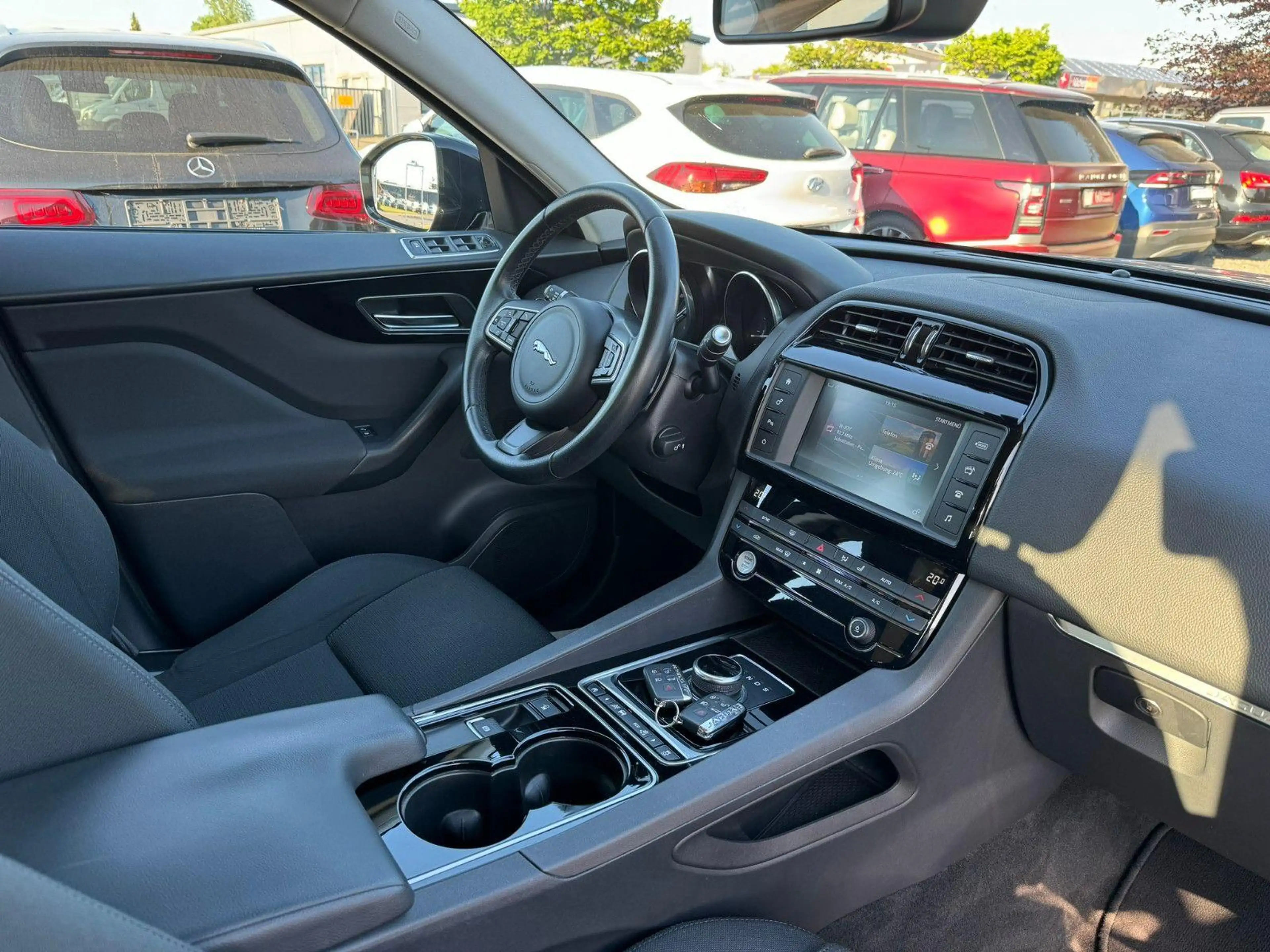 Jaguar F-Pace Pure AWD SHZ TEMPOMAT 1. Hand Scheckheft — photo 9